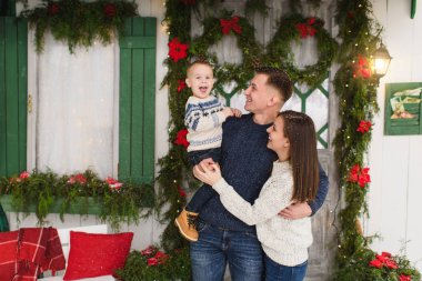 Mutlu anne ile küçük oğlu. P üzerinde kalan kazaklı çocuk oğlan