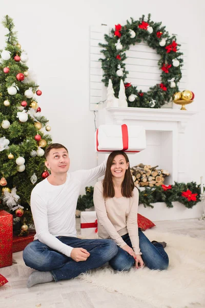 Feliz engraçado jovem alegre casal em roupas casuais sentado em l — Fotografia de Stock