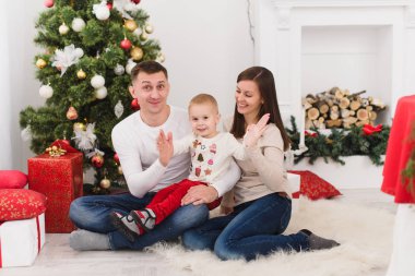 Mutlu neşeli anne şirin küçük oğlu ile. Çocuk çocuk sit