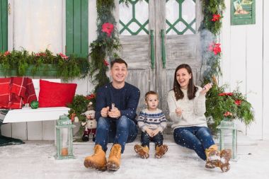 Mutlu anne ile küçük oğlu ve kuyu. Çocuk çocuk kazak s