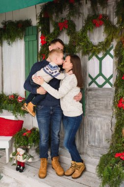 Mutlu anne ile küçük oğlu. P üzerinde kalan kazaklı çocuk oğlan