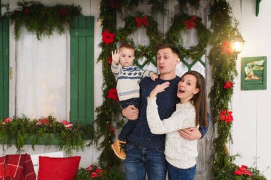 Mutlu anne ile küçük oğlu. P üzerinde kalan kazaklı çocuk oğlan