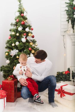 Sevimli küçük oğluyla mutlu genç neşeli baba. Çocuk çocuk dikkat