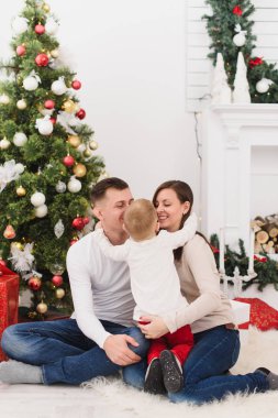 Mutlu neşeli anne şirin küçük oğlu ile. Çocuk çocuk sit