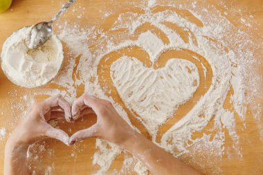 El kalp mutfak masa ve diğer malzemeler un içinde çekilmiş. Üstten Görünüm.