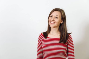 Muhteşem Avrupa mutlu kahverengi saçlı olan kadın sağlıklı temiz cilt ve çekici gülümseme, gülen ve beyaz bir arka plan üzerinde zevk rahat kırmızı ve gri kıyafetler içinde giyinmiş. Duygular kavramı.