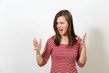 Küfür ve kollarını, beyaz bir arka plan üzerinde sallayarak oldukça Avrupa kızgın kahverengi saçlı olan kadın çığlık, rahat kırmızı ve gri kıyafetler içinde giyinmiş sağlıklı temiz cilt. Duygular kavramı.