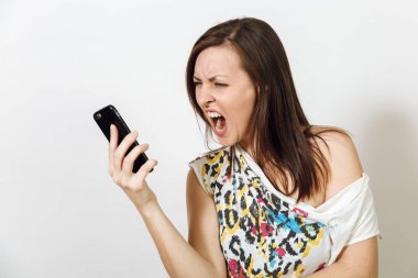 Söz ve cep telefonu beyaz arka planda çığlık öfkeli kahverengi saçlı kadın. Duygular kavramı.
