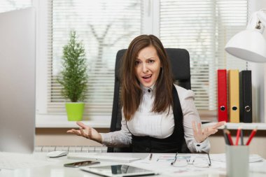 Işık Office belgeleri ile modern monitör bilgisayarda çalışan, küfür ve çığlık, sorunlarını, duygu kavramı çözme oldukça sinirli iş kadını tablet ile masaya oturan takım elbiseli