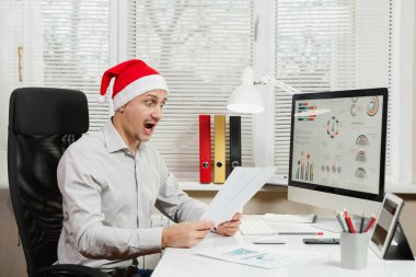 Gömlek ve kırmızı Chr yakışıklı şok ve çapraşık iş adamı