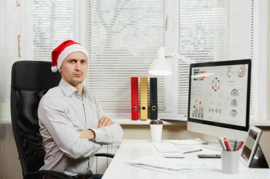 Gömlek ve kırmızı Chr yakışıklı ciddi ve dalmış iş adamı