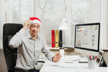 Gömlek ve kırmızı Chr yakışıklı şok ve çapraşık iş adamı