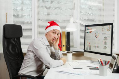 Gömlek ve kırmızı Chr yakışıklı şok ve çapraşık iş adamı