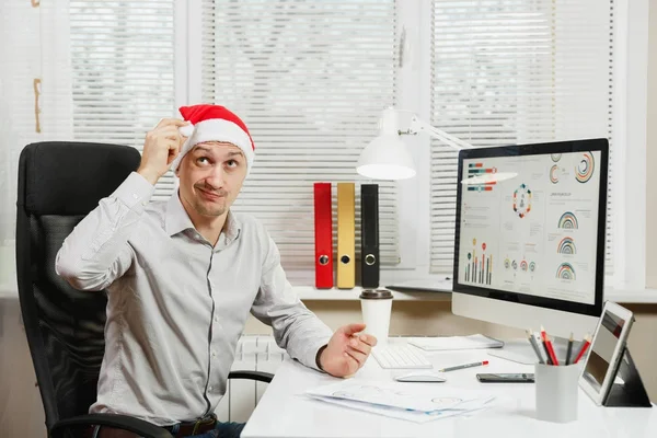 Gömlek ve kırmızı Chr yakışıklı şok ve çapraşık iş adamı