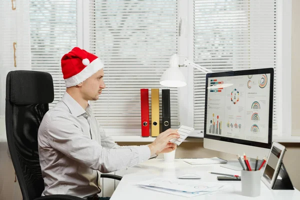 Guapo hombre de negocios serio y absorto en camisa y Chr rojo — Foto de Stock