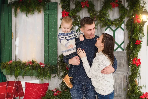 Happy parents with little son. Child boy in sweater staying on p — Stock Photo, Image