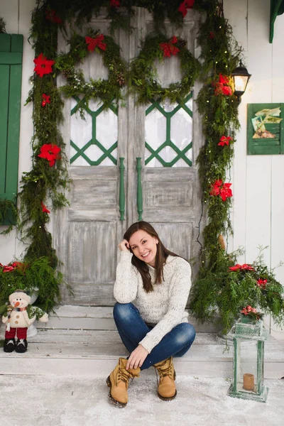 Kazak oturuşta mutlu güzel genç esmer kadın giyinmiş 