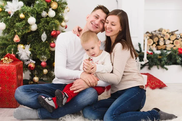 Feliz joven padres alegres con lindo hijo pequeño. Niño niño sentarse — Foto de Stock