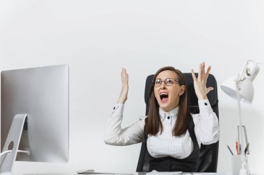 Işık belgelerle bilgisayarda çalışan, küfür ve çığlık, beyaz arka planda, kopya alanı reklam için el ele tutuşarak masa başında otururken hayal kırıklığına uğramış kızgın iş kadını