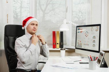 Gömlek ve kırmızı Chr yakışıklı ciddi ve dalmış iş adamı