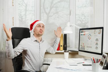 Gömlek ve kırmızı Chr yakışıklı ciddi ve dalmış iş adamı