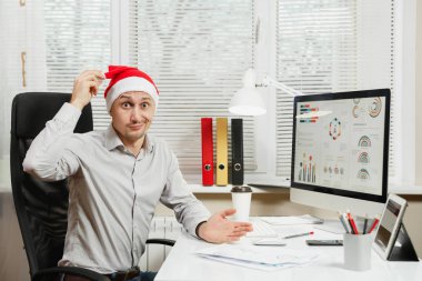 Gömlek ve kırmızı Chr yakışıklı şok ve çapraşık iş adamı