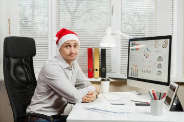 Gömlek ve kırmızı Chr yakışıklı şok ve çapraşık iş adamı