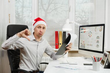 Yakışıklı üzgün ve kızgın iş adamı gömlek ve kırmızı Noel h