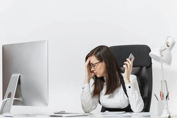 Beautiful zmęczony i stres kobieta biznesu w garnitur, siedząc przy biurku, praca w nowoczesny komputer z dokumentów w biurze światła, rozmowy na telefon komórkowy, rozwiązywanie problemów na białym tle — Zdjęcie stockowe