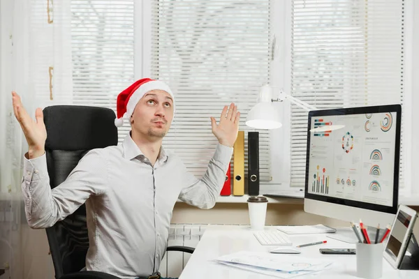 Gömlek ve kırmızı Chr yakışıklı ciddi ve dalmış iş adamı