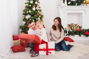 Mutlu neşeli anne şirin küçük oğlu ile. Çocuk çocuk sit