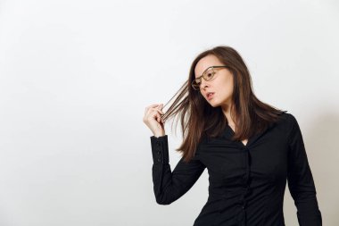 Güzel Avrupa genç seksi kahverengi saçlı gözlüklü sağlıklı temiz cilt ve çekici gülümseme ile görüş için giyimli kadın koyu siyah gömlek beyaz bir arka plan üzerinde zevk içinde. Duygular kavramı.