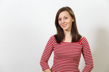 Muhteşem Avrupa mutlu kahverengi saçlı olan kadın sağlıklı temiz cilt ve çekici gülümseme, gülen ve beyaz bir arka plan üzerinde zevk rahat kırmızı ve gri kıyafetler içinde giyinmiş. Duygular kavramı.