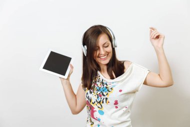 Güzel duygusal Avrupa kahverengi saçlı bir kadınla sağlıklı temiz cilt, büyüleyici smile, rahat hafif kıyafetler giymiş, dinler ve beyaz zemin üzerine tablet ile kulaklıklar müzik hoşlanır.