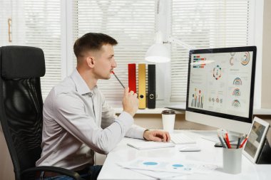 Ciddi ve dalmış iş adamı masada oturan gömlek,