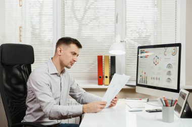 Ciddi ve dalmış iş adamı masada oturan gömlek,