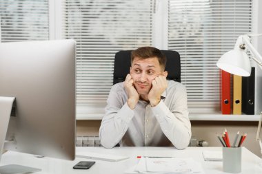 Çapraşık şok ve bilgisayarda çalışan modern monitör, klasörler, lamba, belge penceresi arka plan üzerinde ışık Office ile iş adamı masa başında oturan gömlek stres. Yöneticisi veya alt.