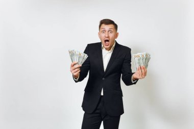 Siyah takım elbise kendimi içinde genç başarılı yakışıklı zengin iş adamı