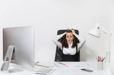 Güzel çapraşık yorgun ve beyaz arka plan üzerinde ışık Office belgeleri ile çağdaş bilgisayarda çalışan brown-iş kadın takım elbise ve masa başında oturan gözlük stres