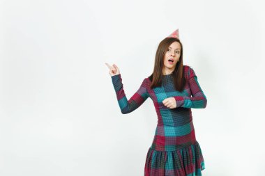 Güzel eğlenceli tatil bir kenara reklam için beyaz arka plan üzerinde izole kopya alanı, işaret parmağı ile işaret eden kutluyor Kafkas genç kadın ekose elbise ve doğum günü parti şapkası,.