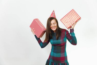 Beyaz eğlence genç gülümseyen güzel ekose elbise ve doğum günü parti şapkası iki hediye ile mutlu kadın mevcut kutuları, kutlama ve reklam için izole beyaz arka plan üzerinde tatil keyfini.