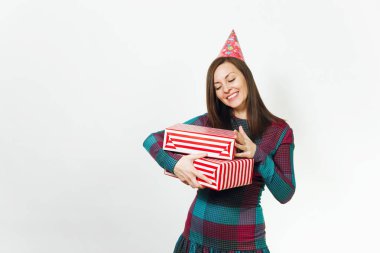 Beyaz eğlence genç gülümseyen güzel ekose elbise ve doğum günü parti şapkası iki hediye ile mutlu kadın mevcut kutuları, kutlama ve reklam için izole beyaz arka plan üzerinde tatil keyfini.