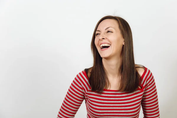 Preciosa joven europea de pelo castaño feliz mujer con una piel sana y limpia y una sonrisa encantadora, vestida con ropa casual roja y gris, riendo y disfrutando sobre un fondo blanco. Concepto de emociones . —  Fotos de Stock