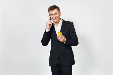 Gol tutarak siyah elbiseli genç başarılı yakışıklı iş adamı