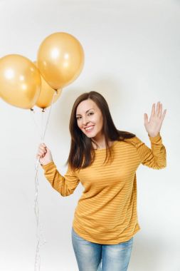 Güzel Avrupa eğlenceli ile sarı giysili genç mutlu kadın 