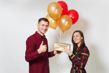 Güzel genç mutlu gülümseyen çift aşık. Kadın ve adam tutun