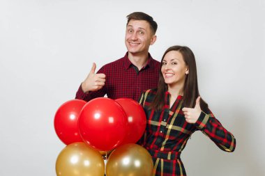 Güzel genç mutlu gülümseyen çift aşık. Kadın ve erkek kırmızı, sarı balonları ekose kareli giysiler içinde gösteren izole beyaz arka plan üzerinde Yaşasın. Tatil, parti konsept.