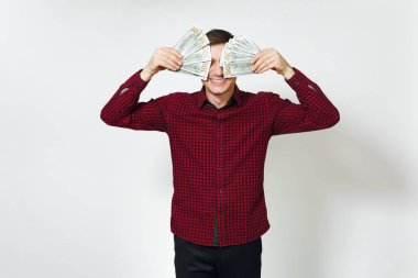 Beyaz genç mutlu busin yakışıklı neşeli pozitif memnun