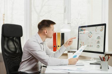 Ciddi ve dalmış iş adamı masada oturan gömlek,