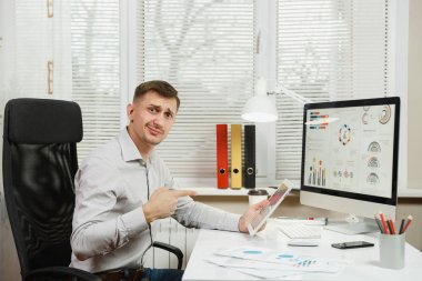 Çapraşık şok ve stressiz bir iş adamı th oturan gömlek